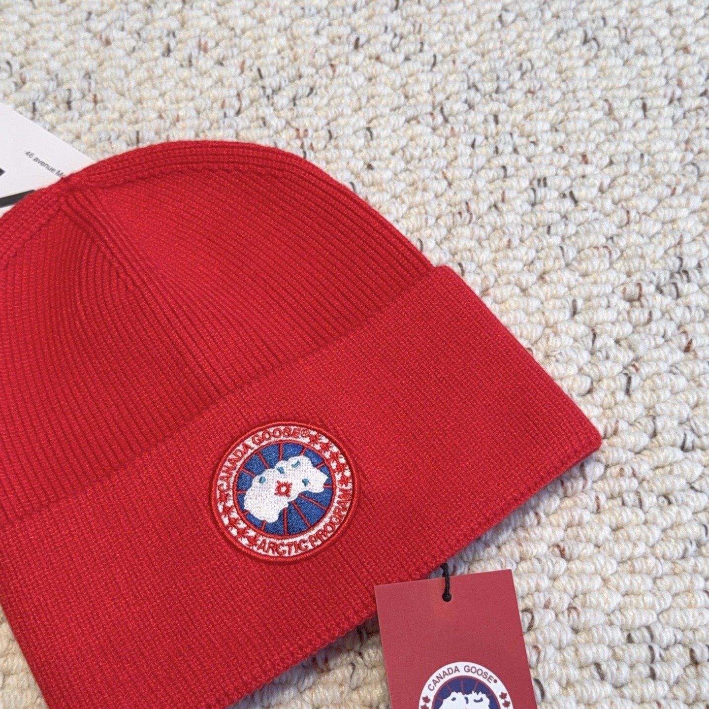 Canada Goose（加拿大鹅 经典徽章款针织冷帽，竖纹针织肌理柔软透气，锁温保暖不易起球；精致圆形刺绣徽章增添辨识