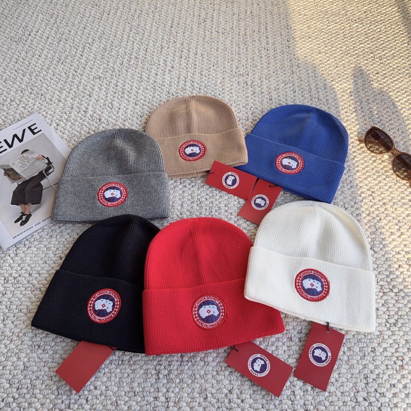 Canada Goose（加拿大鹅 经典徽章款针织冷帽，竖纹针织肌理柔软透气，锁温保暖不易起球；精致圆形刺绣徽章增添辨识