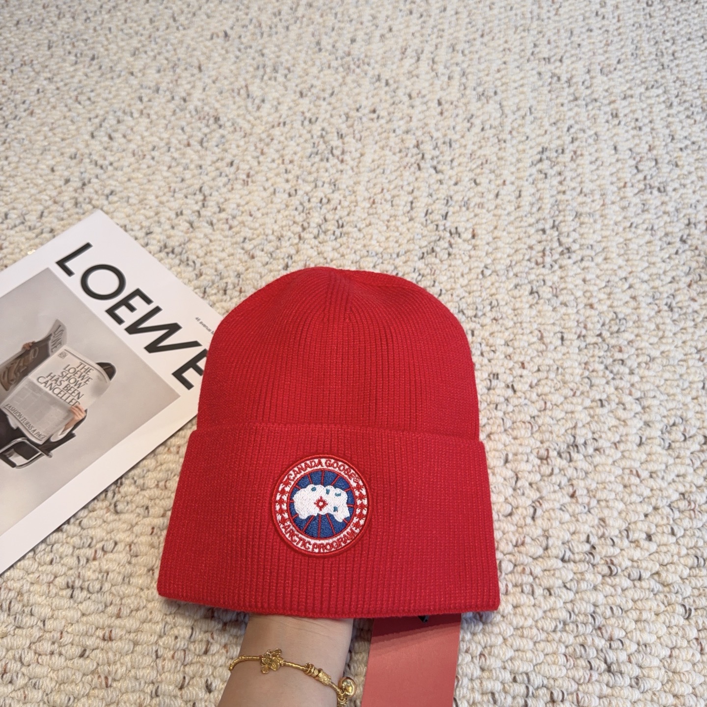 Canada Goose（加拿大鹅 经典徽章款针织冷帽，竖纹针织肌理柔软透气，锁温保暖不易起球；精致圆形刺绣徽章增添辨识