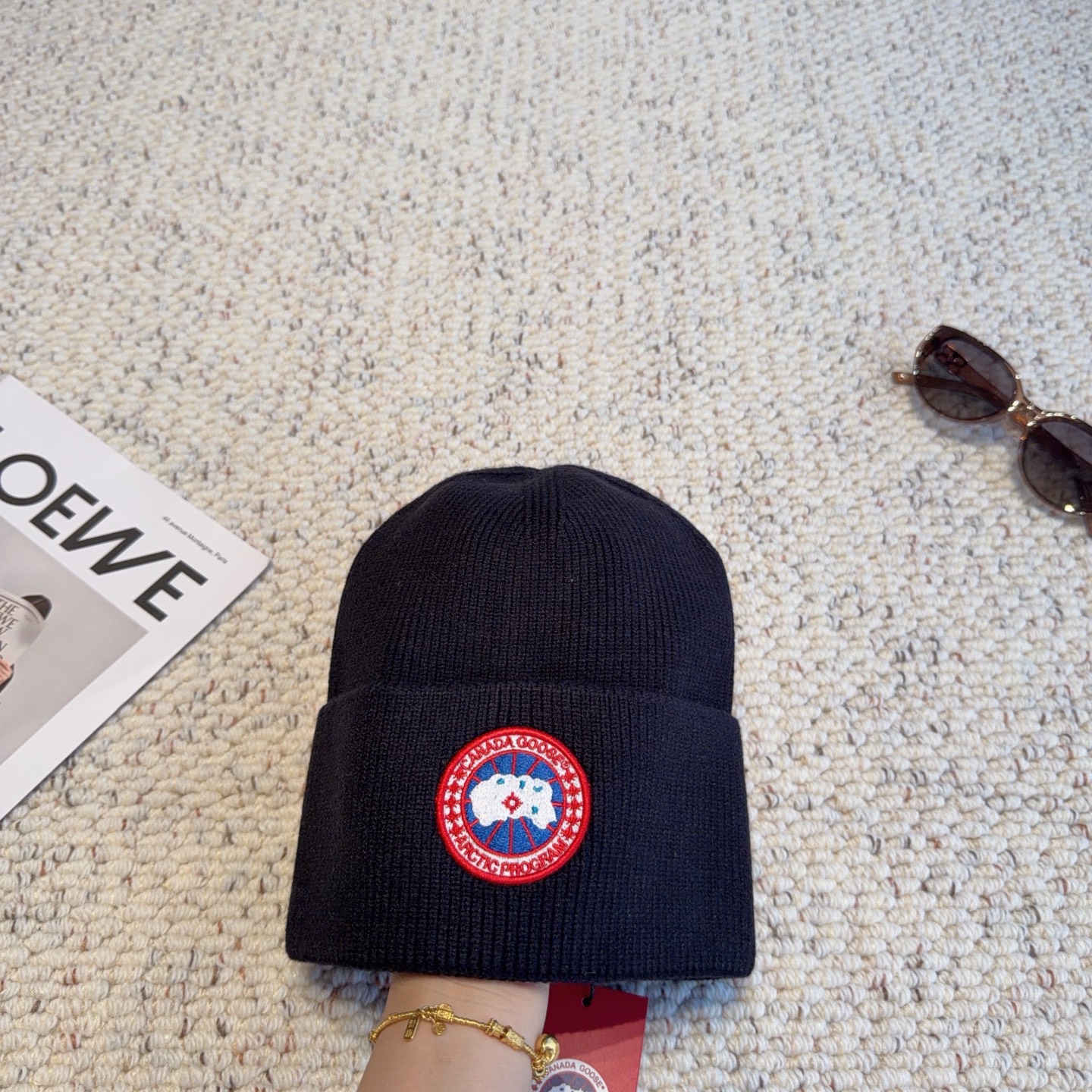 Canada Goose(加拿大鹅 经典徽章款针织冷帽,竖纹针织肌理柔软透气,锁温保暖不易起球;精致圆形刺绣徽章增添辨识 Canada Goose(加拿大鹅 经典徽章款针织冷帽,竖纹针织肌理柔软透气,锁温保暖不易起球;精致圆形刺绣徽章增添辨识