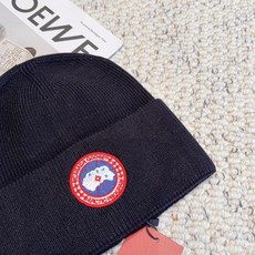 Canada Goose(加拿大鹅 经典徽章款针织冷帽,竖纹针织肌理柔软透气,锁温保暖不易起球;精致圆形刺绣徽章增添辨识 Canada Goose(加拿大鹅 经典徽章款针织冷帽,竖纹针织肌理柔软透气,锁温保暖不易起球;精致圆形刺绣徽章增添辨识