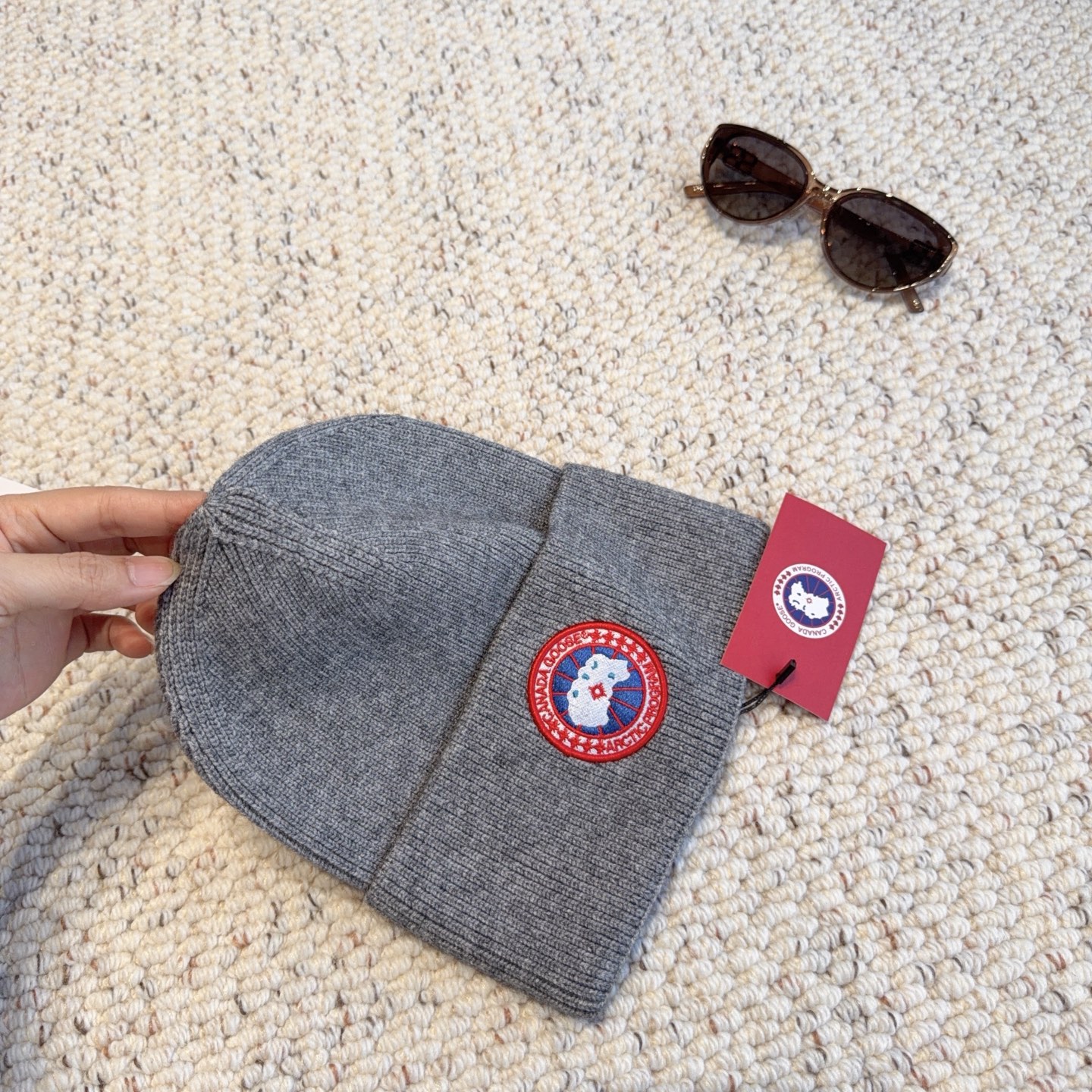 Canada Goose（加拿大鹅 经典徽章款针织冷帽，竖纹针织肌理柔软透气，锁温保暖不易起球；精致圆形刺绣徽章增添辨识