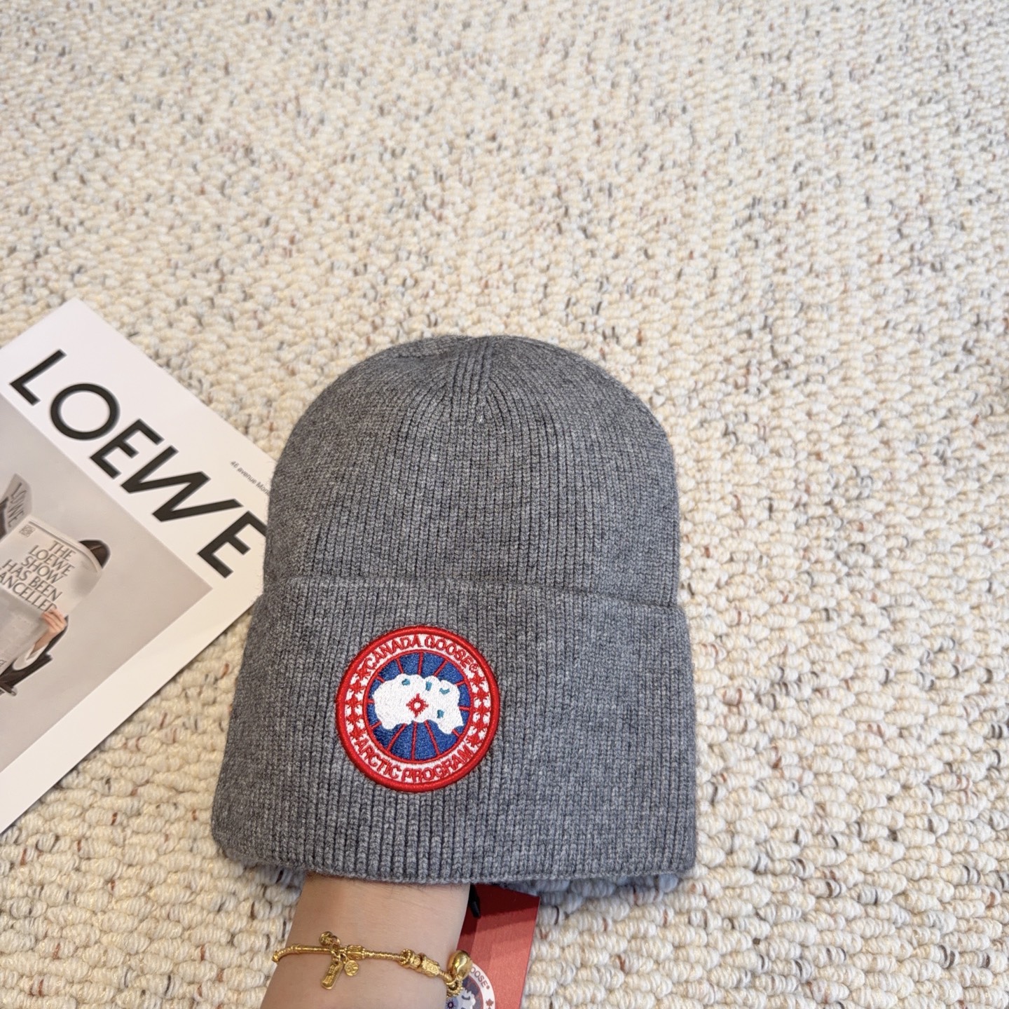 Canada Goose（加拿大鹅 经典徽章款针织冷帽，竖纹针织肌理柔软透气，锁温保暖不易起球；精致圆形刺绣徽章增添辨识