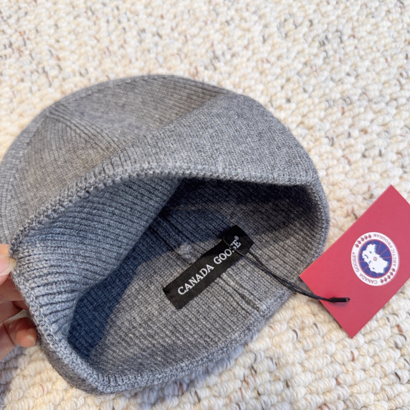Canada Goose（加拿大鹅 经典徽章款针织冷帽，竖纹针织肌理柔软透气，锁温保暖不易起球；精致圆形刺绣徽章增添辨识