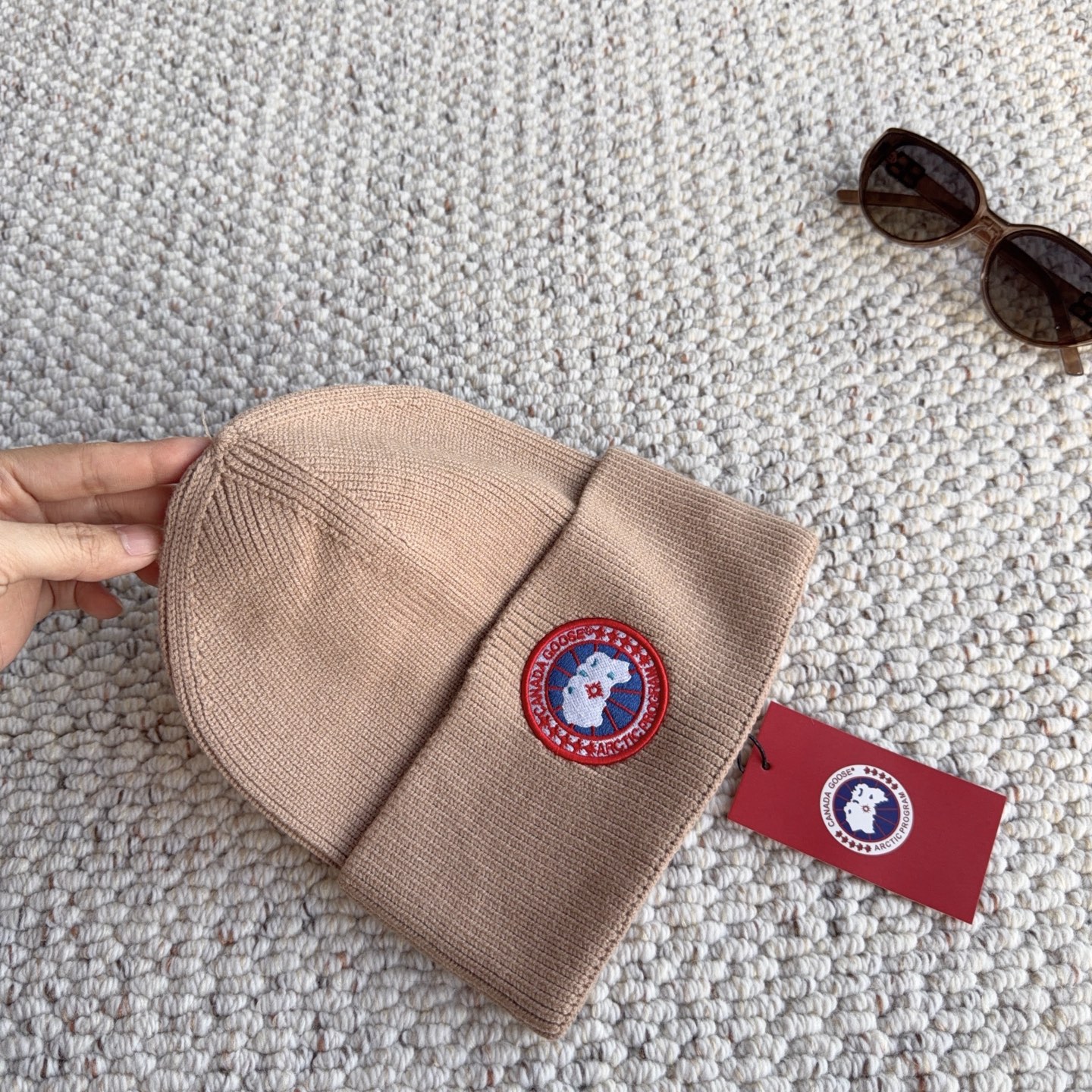Canada Goose(加拿大鹅 经典徽章款针织冷帽,竖纹针织肌理柔软透气,锁温保暖不易起球;精致圆形刺绣徽章增添辨识 Canada Goose(加拿大鹅 经典徽章款针织冷帽,竖纹针织肌理柔软透气,锁温保暖不易起球;精致圆形刺绣徽章增添辨识