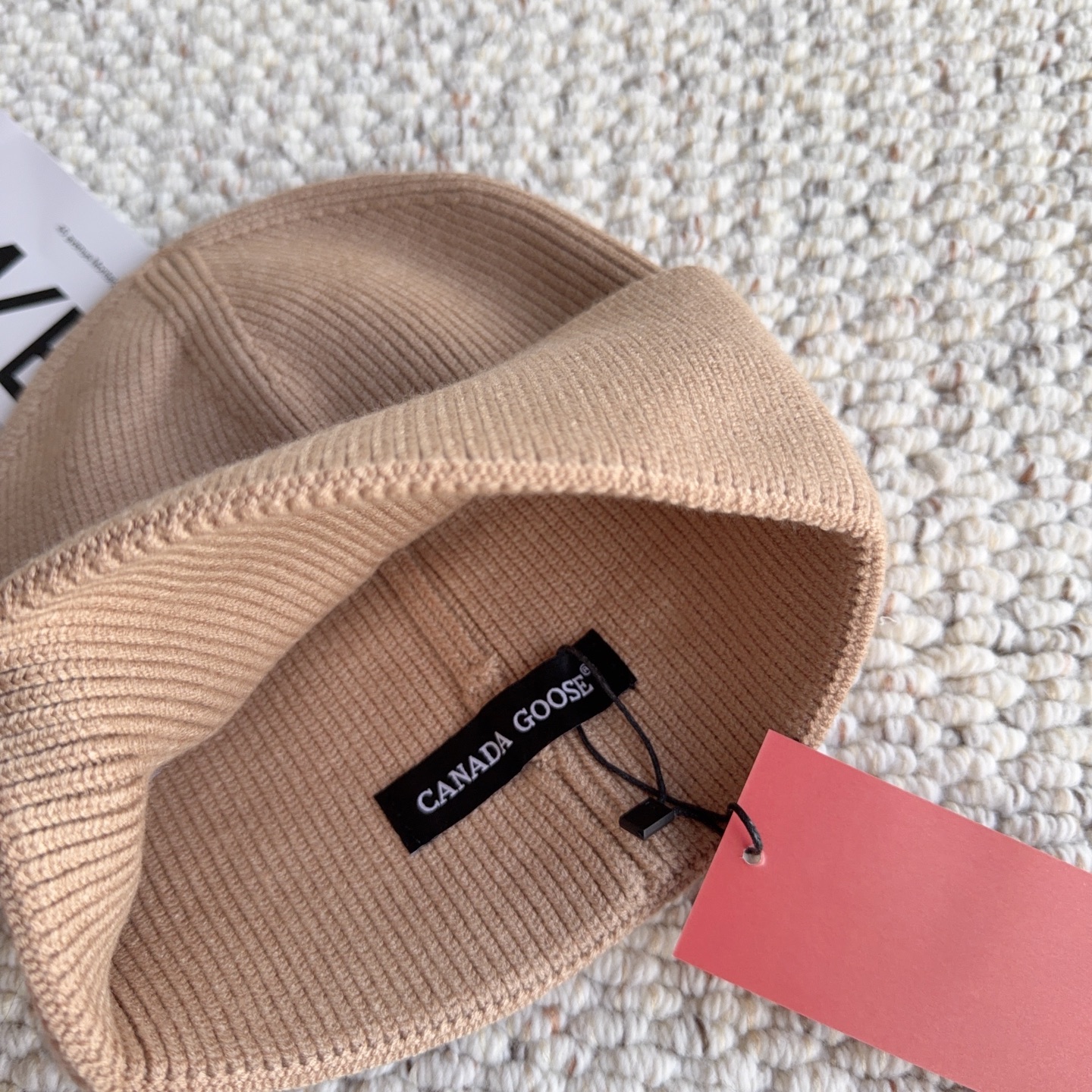 Canada Goose(加拿大鹅 经典徽章款针织冷帽,竖纹针织肌理柔软透气,锁温保暖不易起球;精致圆形刺绣徽章增添辨识 Canada Goose(加拿大鹅 经典徽章款针织冷帽,竖纹针织肌理柔软透气,锁温保暖不易起球;精致圆形刺绣徽章增添辨识
