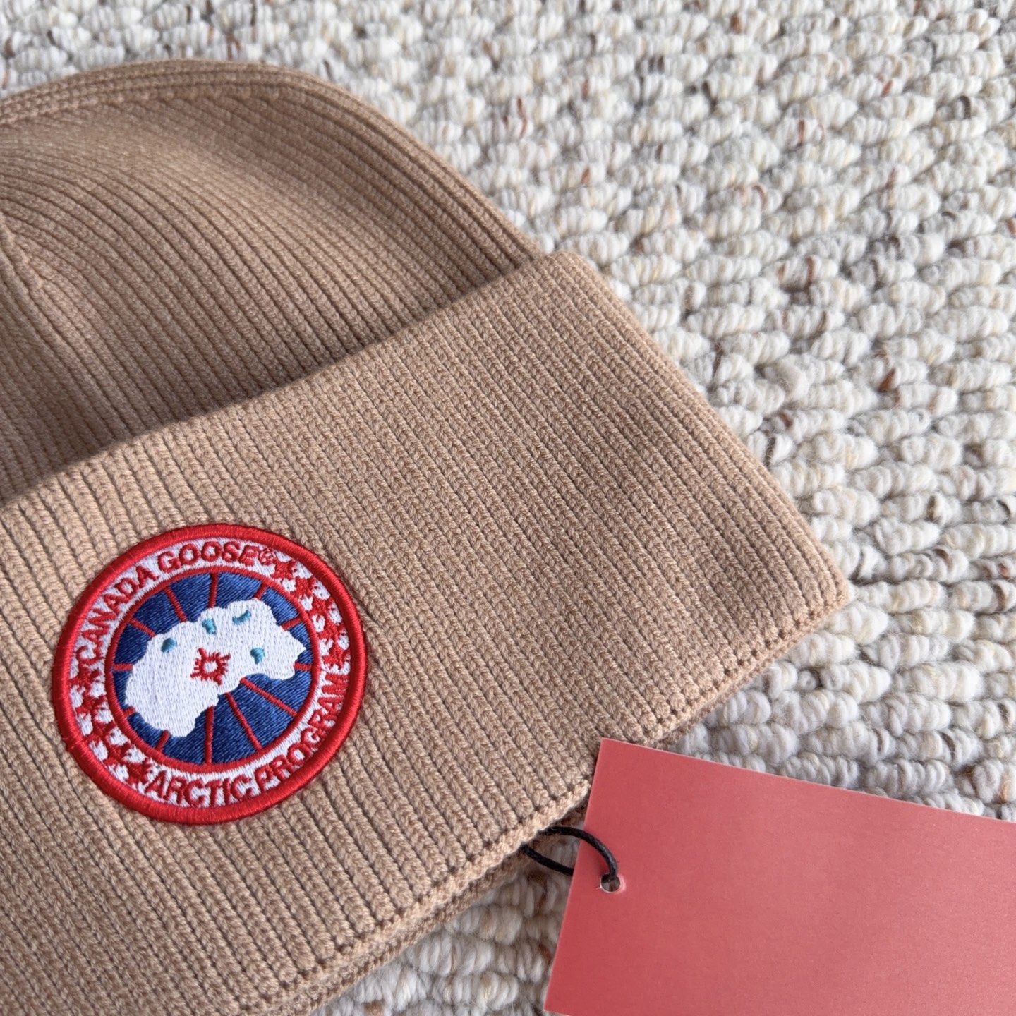 Canada Goose(加拿大鹅 经典徽章款针织冷帽,竖纹针织肌理柔软透气,锁温保暖不易起球;精致圆形刺绣徽章增添辨识 Canada Goose(加拿大鹅 经典徽章款针织冷帽,竖纹针织肌理柔软透气,锁温保暖不易起球;精致圆形刺绣徽章增添辨识
