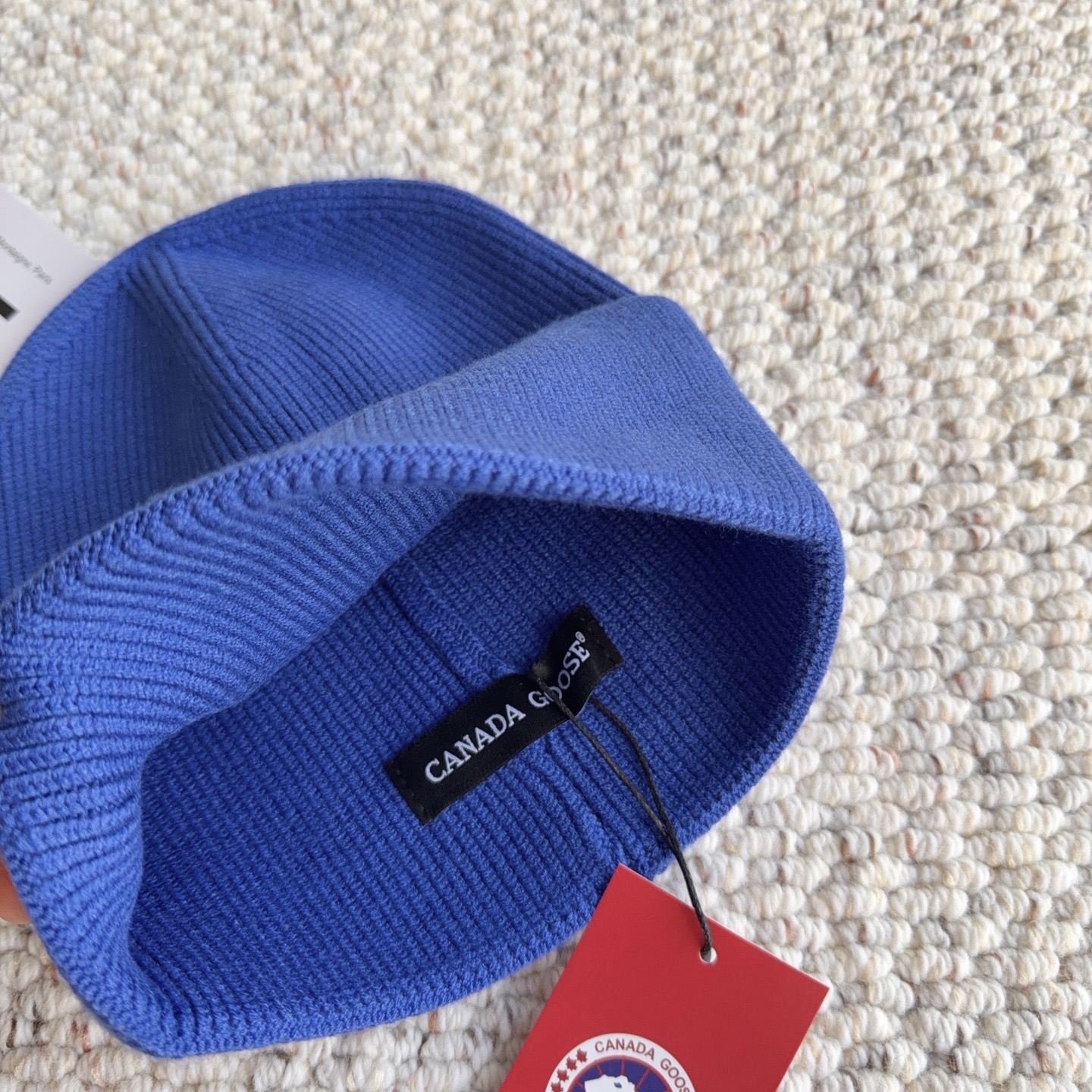 Canada Goose(加拿大鹅 经典徽章款针织冷帽,竖纹针织肌理柔软透气,锁温保暖不易起球;精致圆形刺绣徽章增添辨识 Canada Goose(加拿大鹅 经典徽章款针织冷帽,竖纹针织肌理柔软透气,锁温保暖不易起球;精致圆形刺绣徽章增添辨识