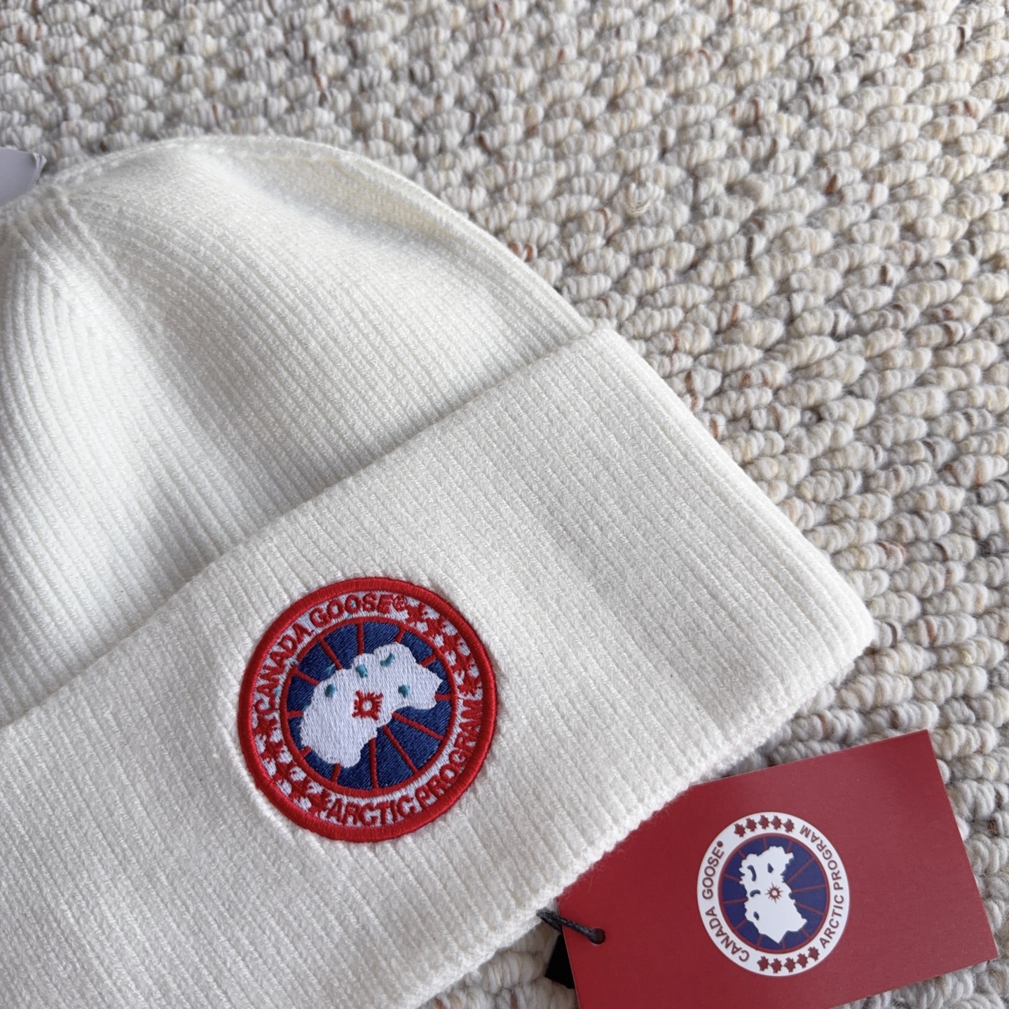 Canada Goose(加拿大鹅 经典徽章款针织冷帽,竖纹针织肌理柔软透气,锁温保暖不易起球;精致圆形刺绣徽章增添辨识 Canada Goose(加拿大鹅 经典徽章款针织冷帽,竖纹针织肌理柔软透气,锁温保暖不易起球;精致圆形刺绣徽章增添辨识