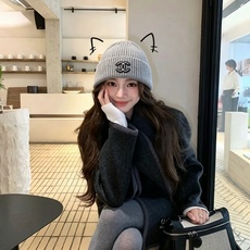 香奈儿经典双C针织冷帽!秋冬轻奢氛围感配饰天花板 细腻竖纹针织面料,触感软糯亲肤,锁温保暖不易起球 标志性双C刺绣精致立 香奈儿经典双C针织冷帽!秋冬轻奢氛围感配饰天花板 细腻竖纹针织面料,触感软糯亲肤,锁温保暖不易起球 标志性双C刺绣精致立