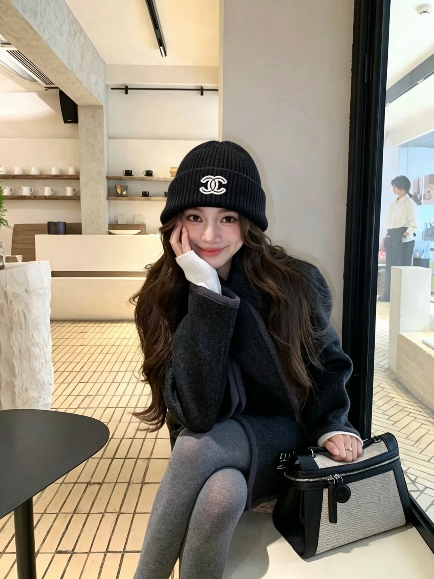 香奈儿经典双C针织冷帽!秋冬轻奢氛围感配饰天花板 细腻竖纹针织面料,触感软糯亲肤,锁温保暖不易起球 标志性双C刺绣精致立 香奈儿经典双C针织冷帽!秋冬轻奢氛围感配饰天花板 细腻竖纹针织面料,触感软糯亲肤,锁温保暖不易起球 标志性双C刺绣精致立