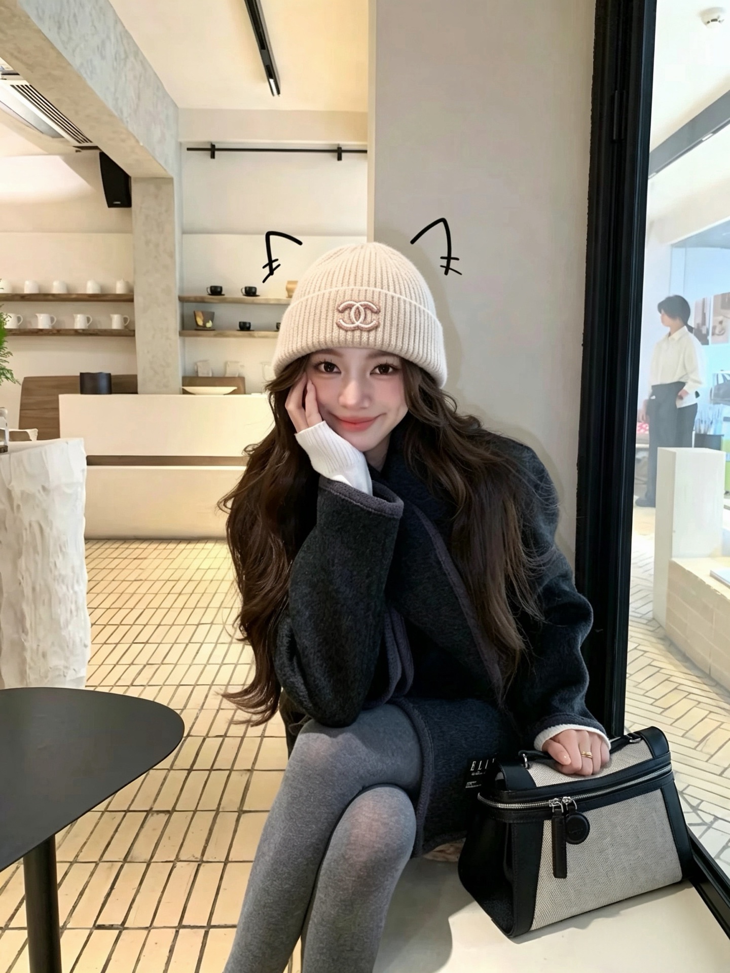 香奈儿经典双C针织冷帽！秋冬轻奢氛围感配饰天花板 细腻竖纹针织面料，触感软糯亲肤，锁温保暖不易起球 标志性双C刺绣精致立