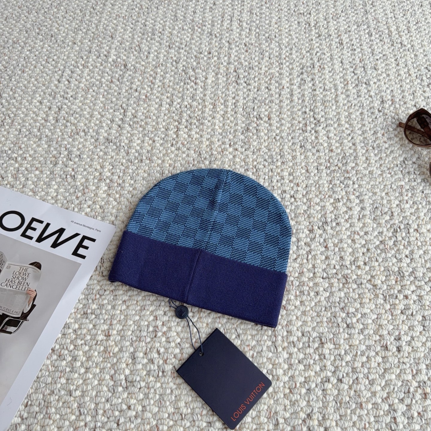 LV冷帽|秋冬轻奢配饰天花板 经典方标针织冷帽到货✅ 整体暗纹肌理针织,低调有细节,翻边帽型很好修饰头型,不压颅顶。 方 LV冷帽|秋冬轻奢配饰天花板 经典方标针织冷帽到货✅ 整体暗纹肌理针织,低调有细节,翻边帽型很好修饰头型,不压颅顶。 方