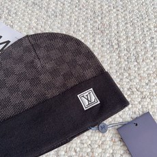 LV冷帽|秋冬轻奢配饰天花板 经典方标针织冷帽到货✅ 整体暗纹肌理针织,低调有细节,翻边帽型很好修饰头型,不压颅顶。 方 LV冷帽|秋冬轻奢配饰天花板 经典方标针织冷帽到货✅ 整体暗纹肌理针织,低调有细节,翻边帽型很好修饰头型,不压颅顶。 方