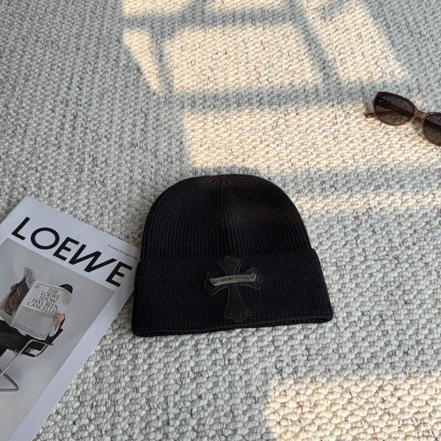 NO:950160,Crow Heart Cross Cold Hat｜Put colors on your head. A whole set of colorful cross knitted cold hats are here. High-strength knitted fabric, thick and soft, with online warmth. The classic cuffed hat shape does not press on the top of the skull and is friendly to various head shapes. The leather cross label on the hat body is three-dimensional and the workmanship is highly recognizable. It can hold sweet, cool, street, and retro styles.  There are many bright colors that are eye-catching, and dark colors are low-key and versatile. Whether you want to be high-profile or low-key in daily life, you can choose it. The same style for men and women, and it is also suitable for couples. Sweaters, jackets, and down jackets will look great in any combination. They are the finishing touch for autumn and winter. Hats, straw hats, fisherman hats, baseball caps, hats, chrome hearts, espadrilles, hoodie, sweatshirts, jackets & coats, down jacket, hats19860909克罗心十字架冷帽｜把色彩戴在头上 一整组彩色十字架针织冷帽来啦 高弹坑条针织面料,厚实软糯,保暖度在线,经典翻边帽型,不压颅顶,对各种头型都友好. 帽身皮质十字架贴标,做工立体,辨识度直接拉满,甜酷、街头、复古风格都能hold住. 超多配色亮色元气吸睛,深色低调百搭,不管是想高调出彩还是日常低调都能选. 男女同款,情侣搭配也很合适,卫衣、夹克、羽绒服随便一套就很出片,秋冬穿搭点睛配饰. 帽子草帽渔夫帽棒球帽,帽子,chrome hearts,espadrilles,hoodie,sweatshirts,jackets & coats,down jacket,hats,hat