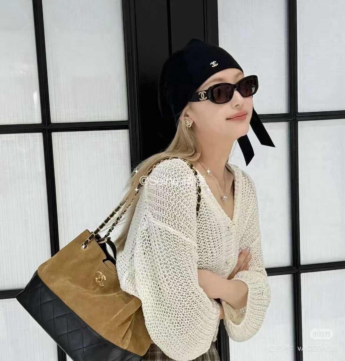 香奈儿CHANEL甜酷氛围感｜蝴蝶结飘带针织冷帽 自带贵气感的黑色针织帽太爱了！ 细腻柔软针织材质，上头舒服保暖 尾部缎