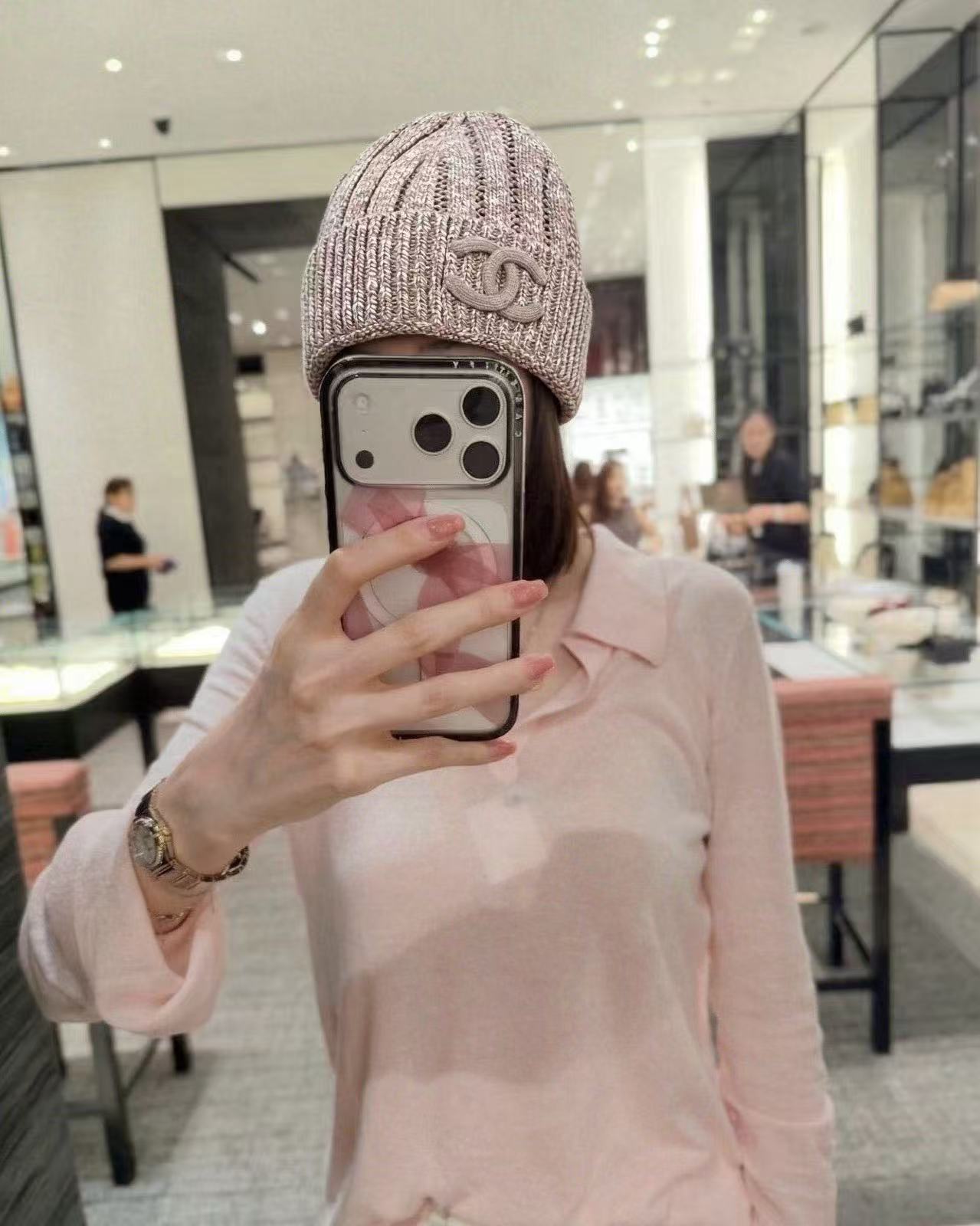 NO:950195,CHANEL Gentle Floral Yarn Knitted Cold Hat | Autumn and Winter Sweet Girl’s Hat. The mixed-color floral gauze fabric is really textured!  Thick pitted knitted fabric, thick and soft, with excellent warmth. Three-dimensional same-color embroidered logo, low-key, high-end and unobtrusive. Cuffed hat shape, very good at modifying the head circumference, making the face smaller. Peach pink is gentle and sweet, light gray is cool and simple. Sweaters, coats, down jackets can be worn casually, suitable for daily commuting and going out, and the atmosphere is directly filled. Hats, straw hats, fisherman hats, baseball caps, hats, chanel, chanel, espadrilles, sweaters, down  jacket, hats19860909香奈儿 CHANEL温柔花纱针织冷帽｜秋冬甜妹本命帽子 混色花纱面料真的很有质感！ 粗坑条针织,厚实软糯,保暖度在线 立体同色刺绣logo,低调高级不张扬 翻边帽型,很好修饰头围,显脸小一绝 蜜桃粉温柔甜美,浅灰清冷简约 毛衣、大衣、羽绒服随便搭,日常通勤出门都适配,氛围感直接拉满. 帽子草帽渔夫帽棒球帽,帽子,chanel,chanel,espadrilles,sweaters,down jacket,hats,hat