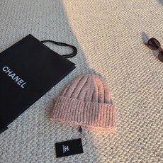 香奈儿 CHANEL温柔花纱针织冷帽|秋冬甜妹本命帽子✨ 混色花纱面料真的很有质感! 粗坑条针织,厚实软糯,保暖度在线 香奈儿 CHANEL温柔花纱针织冷帽|秋冬甜妹本命帽子✨ 混色花纱面料真的很有质感! 粗坑条针织,厚实软糯,保暖度在线