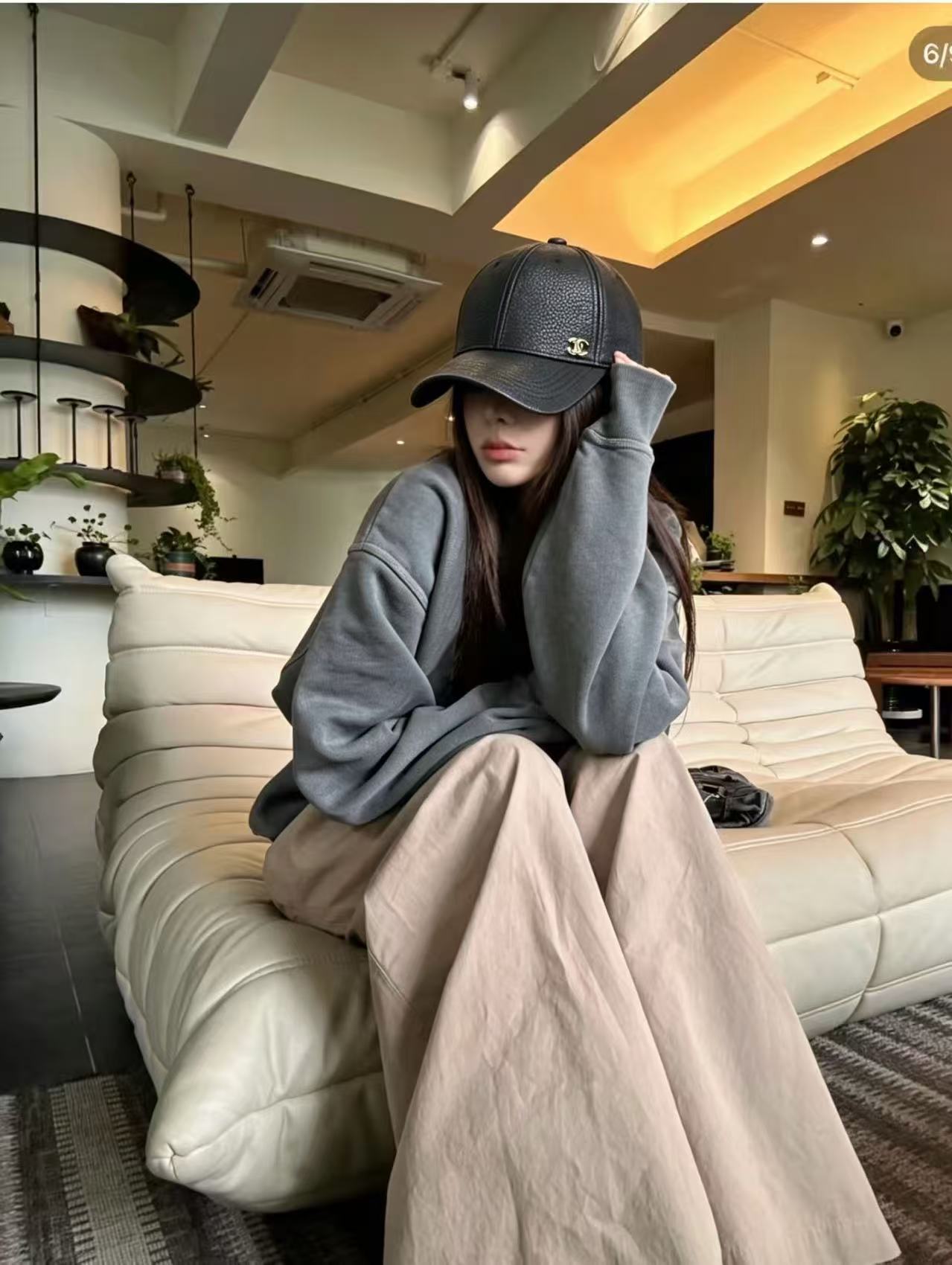 香奈儿秋冬刚需棒球帽 贵气感拉满的皮质棒球帽✨ 肌理皮质面料，手感软糯有质感 经典小金属标点缀，低调不浮夸 黑➕米白两个