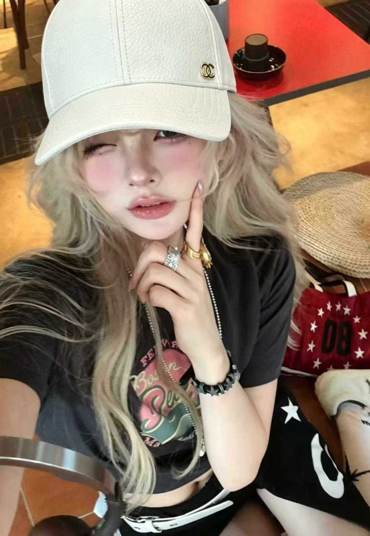 香奈儿秋冬刚需棒球帽 贵气感拉满的皮质棒球帽✨ 肌理皮质面料，手感软糯有质感 经典小金属标点缀，低调不浮夸 黑➕米白两个