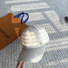 LV路易威登秋冬刚需棒球帽 贵气感拉满的皮质棒球帽✨ 肌理皮质面料,手感软糯有质感 经典小金属标点缀,低调不浮夸 黑➕米 LV路易威登秋冬刚需棒球帽 贵气感拉满的皮质棒球帽✨ 肌理皮质面料,手感软糯有质感 经典小金属标点缀,低调不浮夸 黑➕米