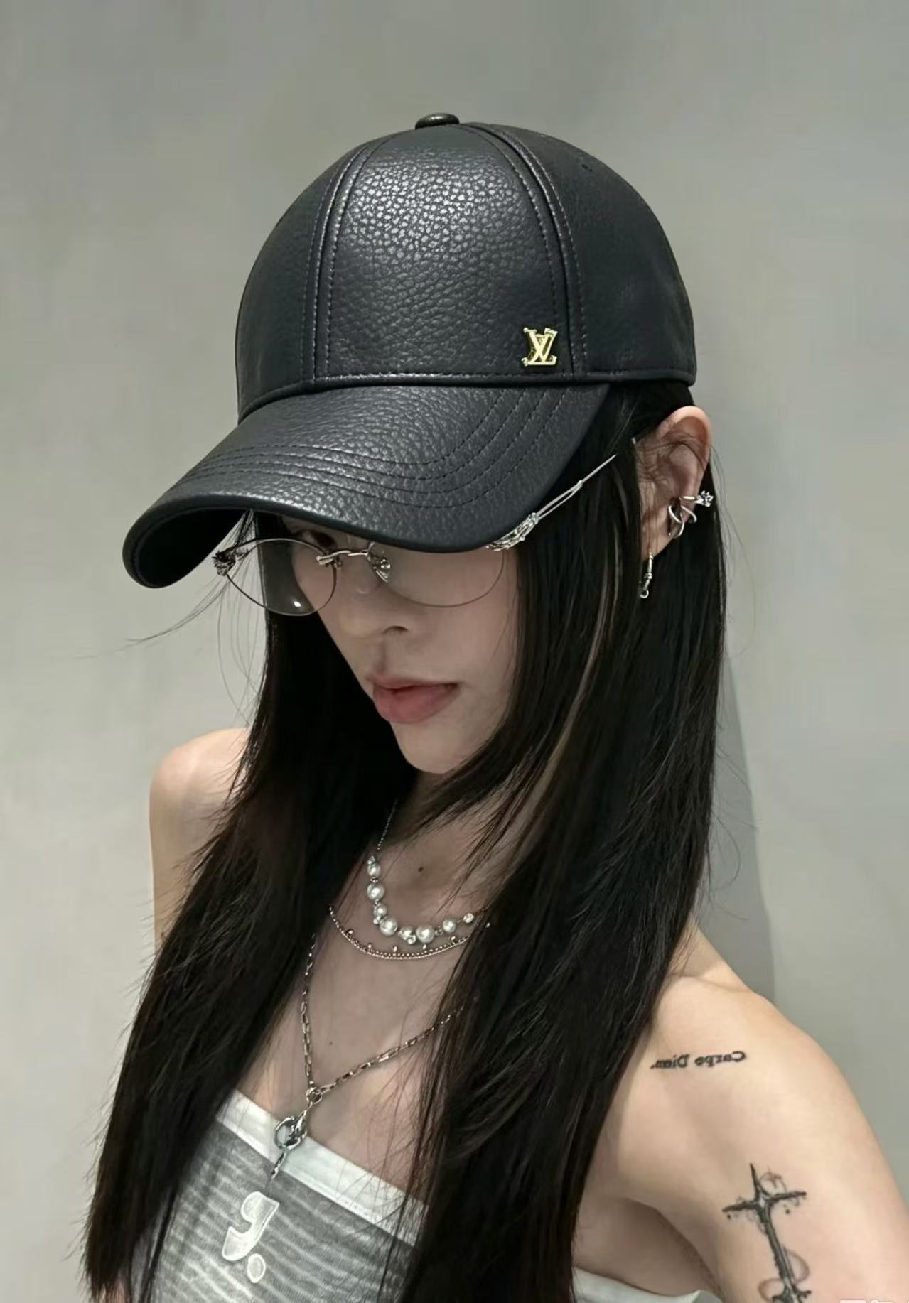 LV路易威登秋冬刚需棒球帽 贵气感拉满的皮质棒球帽✨ 肌理皮质面料,手感软糯有质感 经典小金属标点缀,低调不浮夸 黑➕米 LV路易威登秋冬刚需棒球帽 贵气感拉满的皮质棒球帽✨ 肌理皮质面料,手感软糯有质感 经典小金属标点缀,低调不浮夸 黑➕米