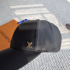 LV路易威登秋冬刚需棒球帽 贵气感拉满的皮质棒球帽✨ 肌理皮质面料,手感软糯有质感 经典小金属标点缀,低调不浮夸 黑➕米 LV路易威登秋冬刚需棒球帽 贵气感拉满的皮质棒球帽✨ 肌理皮质面料,手感软糯有质感 经典小金属标点缀,低调不浮夸 黑➕米