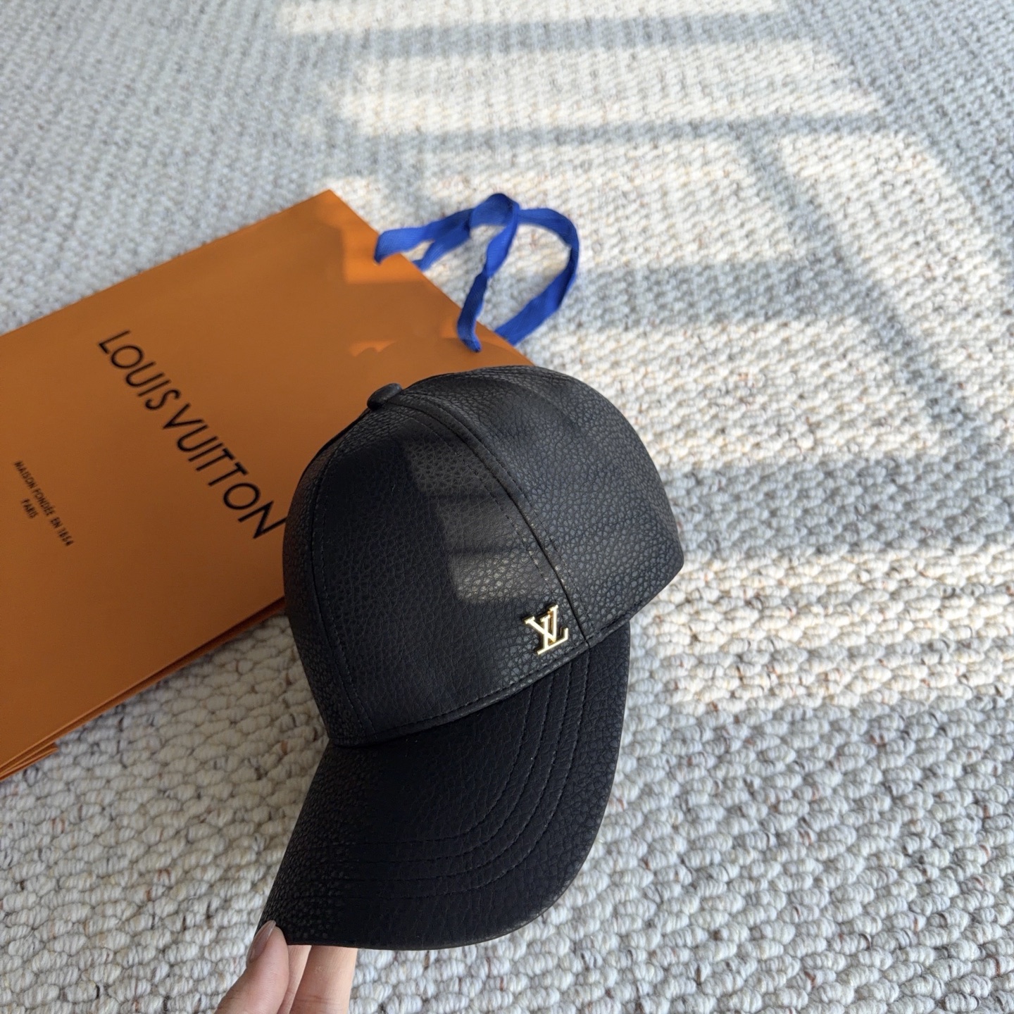 LV路易威登秋冬刚需棒球帽 贵气感拉满的皮质棒球帽✨ 肌理皮质面料,手感软糯有质感 经典小金属标点缀,低调不浮夸 黑➕米 LV路易威登秋冬刚需棒球帽 贵气感拉满的皮质棒球帽✨ 肌理皮质面料,手感软糯有质感 经典小金属标点缀,低调不浮夸 黑➕米