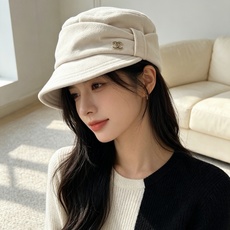 香奈儿CHANEL秋冬氛围感被这顶报童帽拿捏住了🤎 经典小香风褶皱蝴蝶结设计,细节感拉满 软糯毛呢面料,触感厚实,很适合 香奈儿CHANEL秋冬氛围感被这顶报童帽拿捏住了🤎 经典小香风褶皱蝴蝶结设计,细节感拉满 软糯毛呢面料,触感厚实,很适合