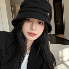 香奈儿CHANEL秋冬氛围感被这顶报童帽拿捏住了🤎 经典小香风褶皱蝴蝶结设计,细节感拉满 软糯毛呢面料,触感厚实,很适合 香奈儿CHANEL秋冬氛围感被这顶报童帽拿捏住了🤎 经典小香风褶皱蝴蝶结设计,细节感拉满 软糯毛呢面料,触感厚实,很适合