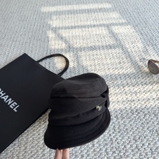 香奈儿CHANEL秋冬氛围感被这顶报童帽拿捏住了🤎 经典小香风褶皱蝴蝶结设计,细节感拉满 软糯毛呢面料,触感厚实,很适合 香奈儿CHANEL秋冬氛围感被这顶报童帽拿捏住了🤎 经典小香风褶皱蝴蝶结设计,细节感拉满 软糯毛呢面料,触感厚实,很适合