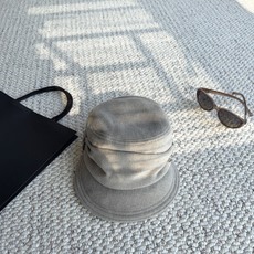 香奈儿CHANEL秋冬氛围感被这顶报童帽拿捏住了🤎 经典小香风褶皱蝴蝶结设计,细节感拉满 软糯毛呢面料,触感厚实,很适合 香奈儿CHANEL秋冬氛围感被这顶报童帽拿捏住了🤎 经典小香风褶皱蝴蝶结设计,细节感拉满 软糯毛呢面料,触感厚实,很适合