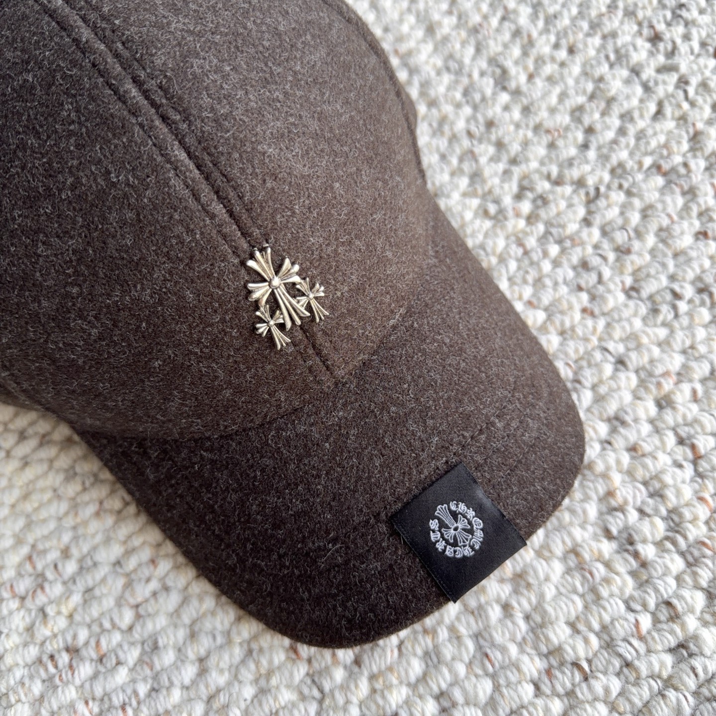 克罗心🧢秋冬本命毛呢棒球帽｜素颜救星 入冬怎么能少一顶质感棒球帽！ 软糯毛呢材质，保暖又有型，挺括帽型不塌顶 精致金属小