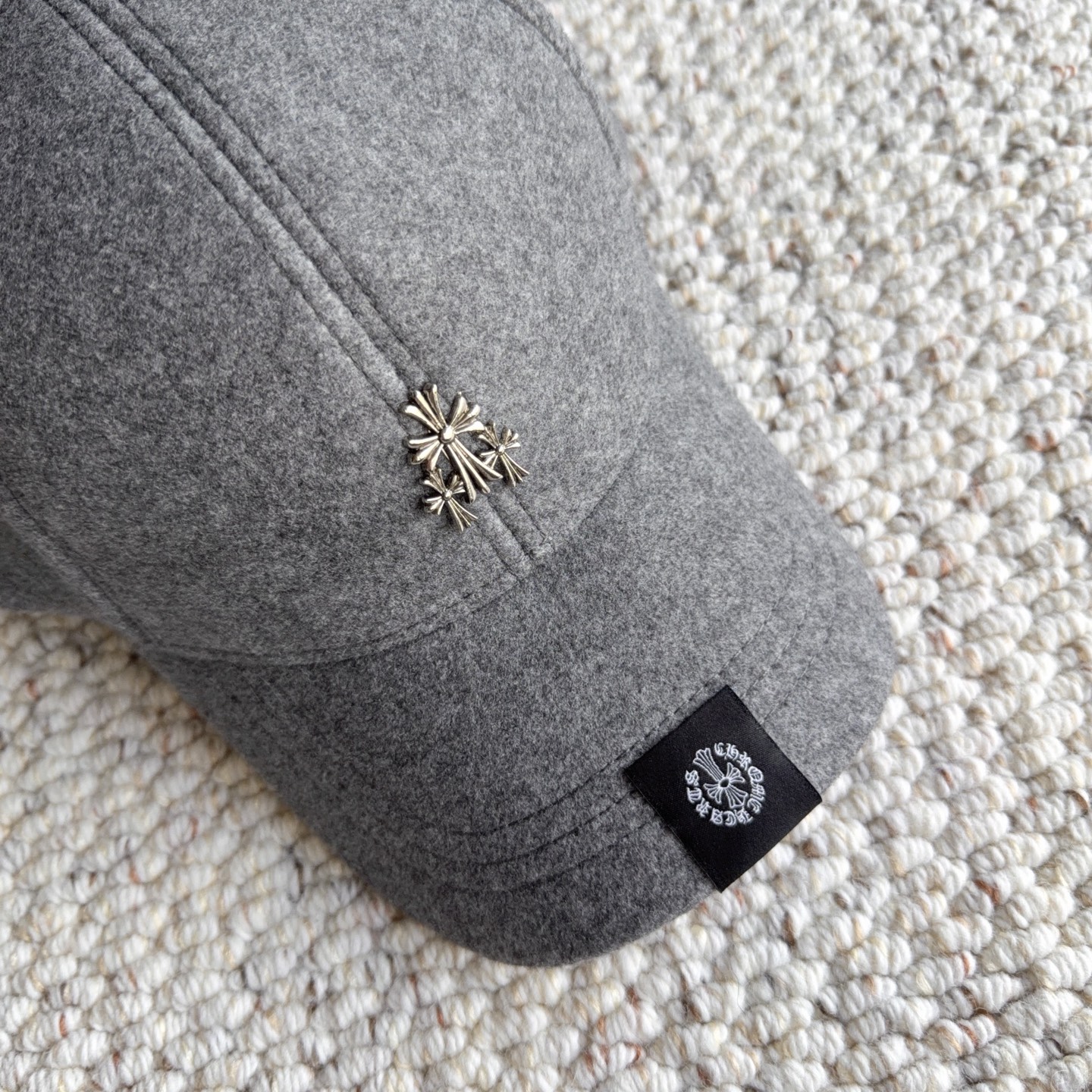 克罗心🧢秋冬本命毛呢棒球帽｜素颜救星 入冬怎么能少一顶质感棒球帽！ 软糯毛呢材质，保暖又有型，挺括帽型不塌顶 精致金属小