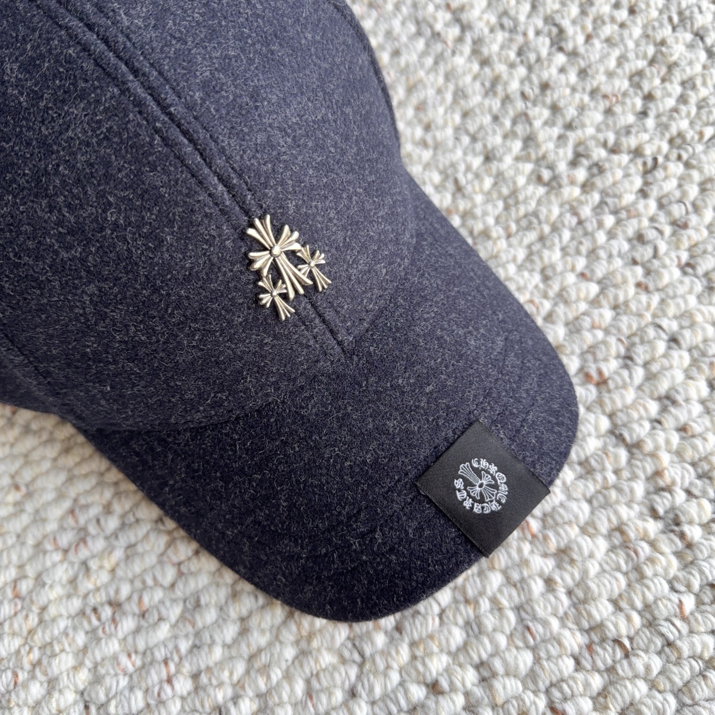 克罗心🧢秋冬本命毛呢棒球帽｜素颜救星 入冬怎么能少一顶质感棒球帽！ 软糯毛呢材质，保暖又有型，挺括帽型不塌顶 精致金属小