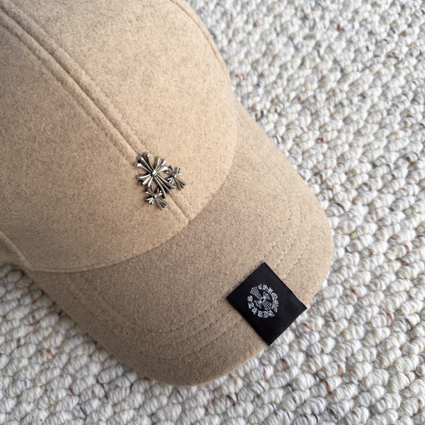 克罗心🧢秋冬本命毛呢棒球帽｜素颜救星 入冬怎么能少一顶质感棒球帽！ 软糯毛呢材质，保暖又有型，挺括帽型不塌顶 精致金属小
