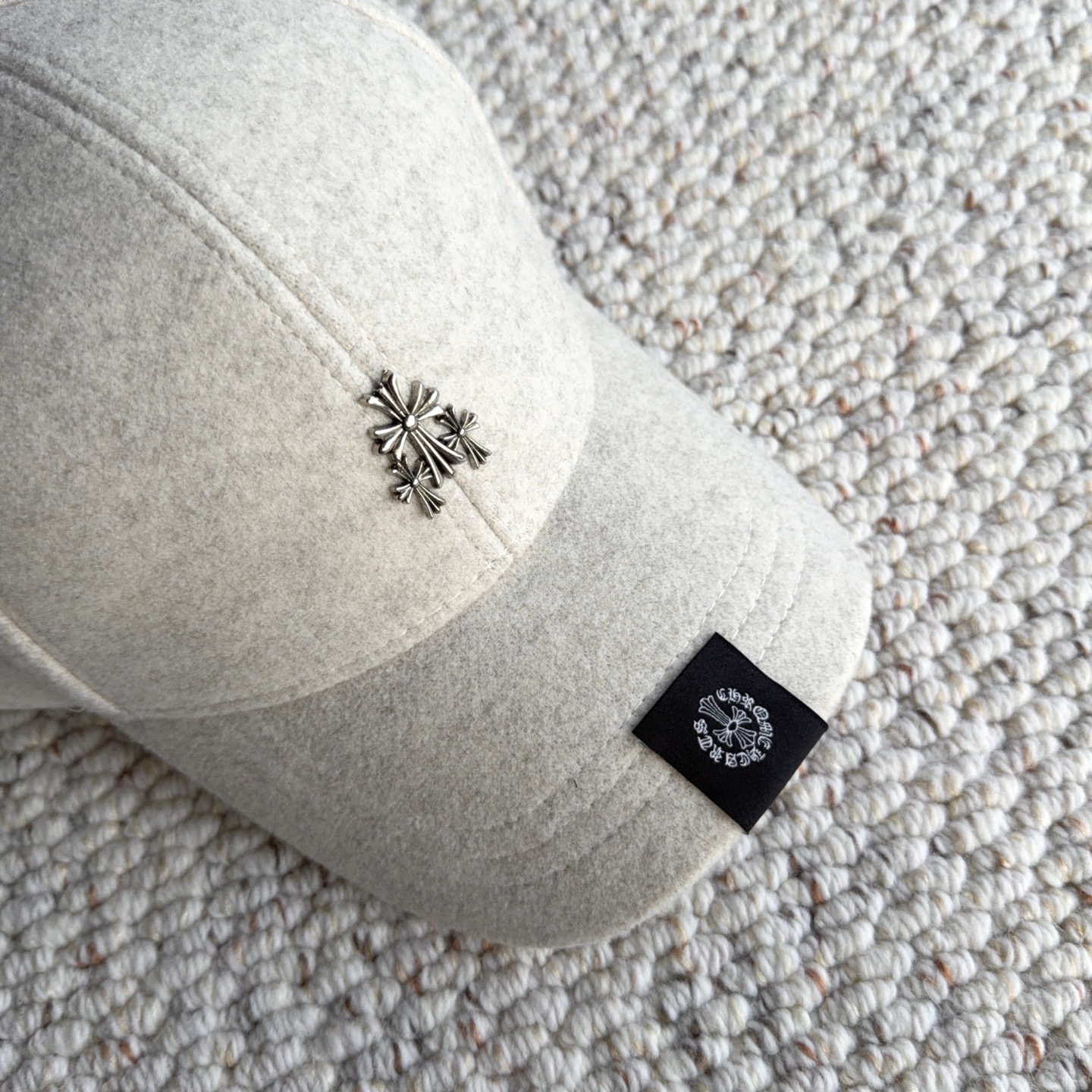 克罗心🧢秋冬本命毛呢棒球帽｜素颜救星 入冬怎么能少一顶质感棒球帽！ 软糯毛呢材质，保暖又有型，挺括帽型不塌顶 精致金属小