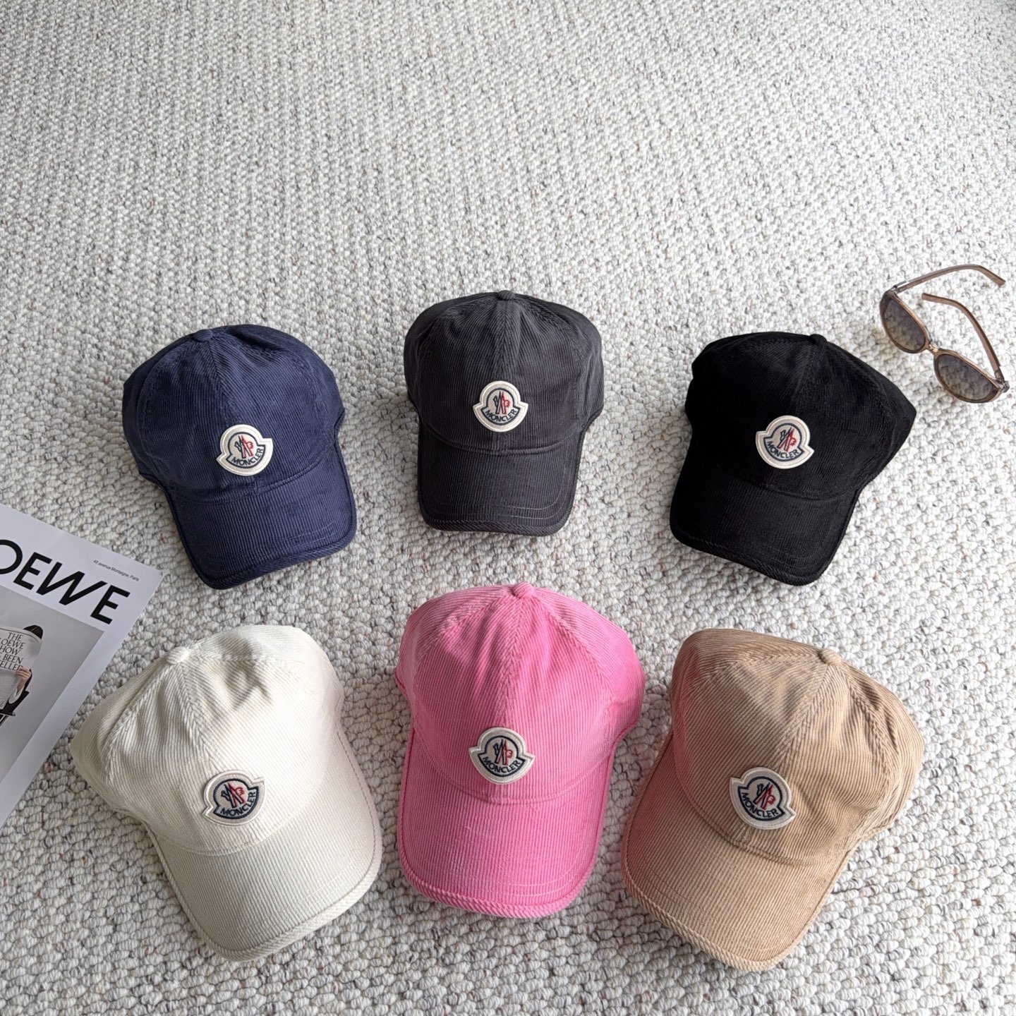 🧢秋冬复古灯芯绒棒球帽｜闭眼入多色合集 秋冬少不了一顶灯芯绒帽子！ 细腻灯芯绒肌理，触感柔软，帽型柔和不压头 经典刺绣徽