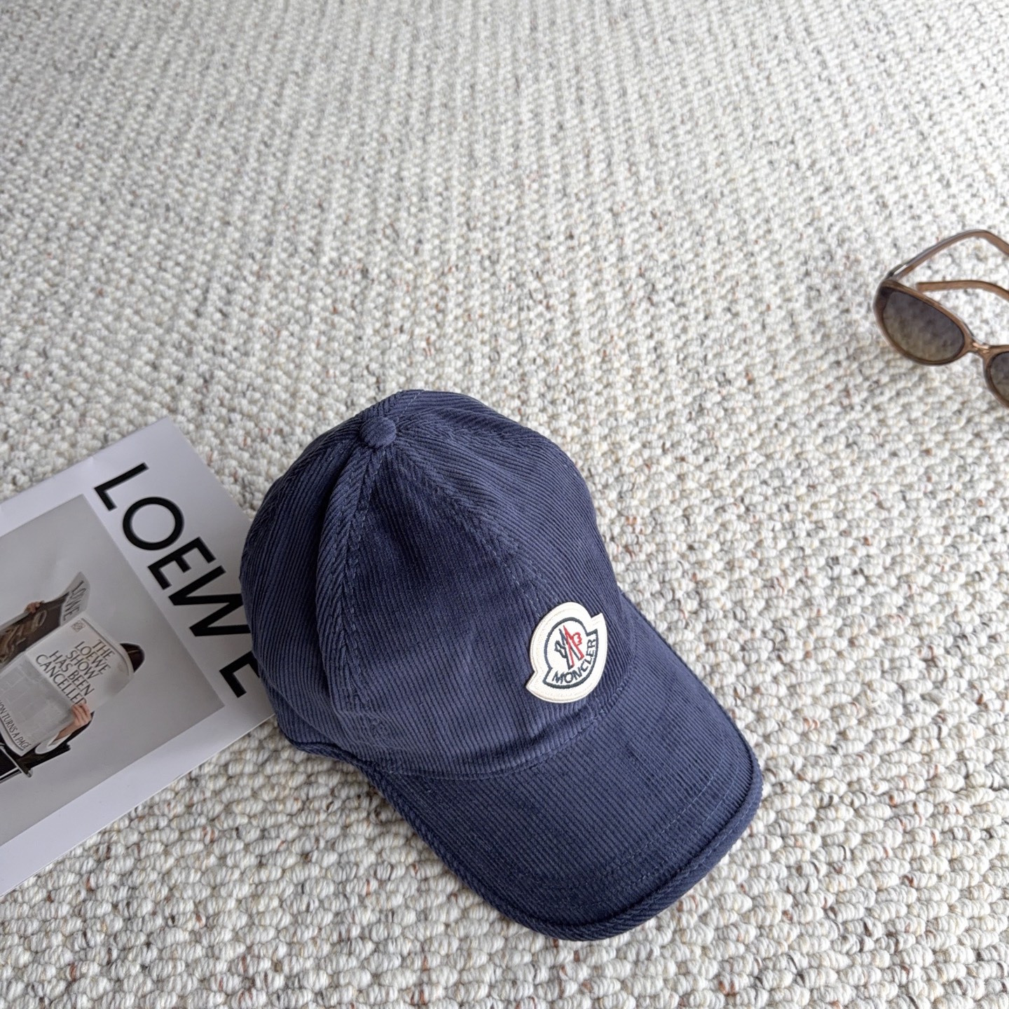 🧢秋冬复古灯芯绒棒球帽｜闭眼入多色合集 秋冬少不了一顶灯芯绒帽子！ 细腻灯芯绒肌理，触感柔软，帽型柔和不压头 经典刺绣徽