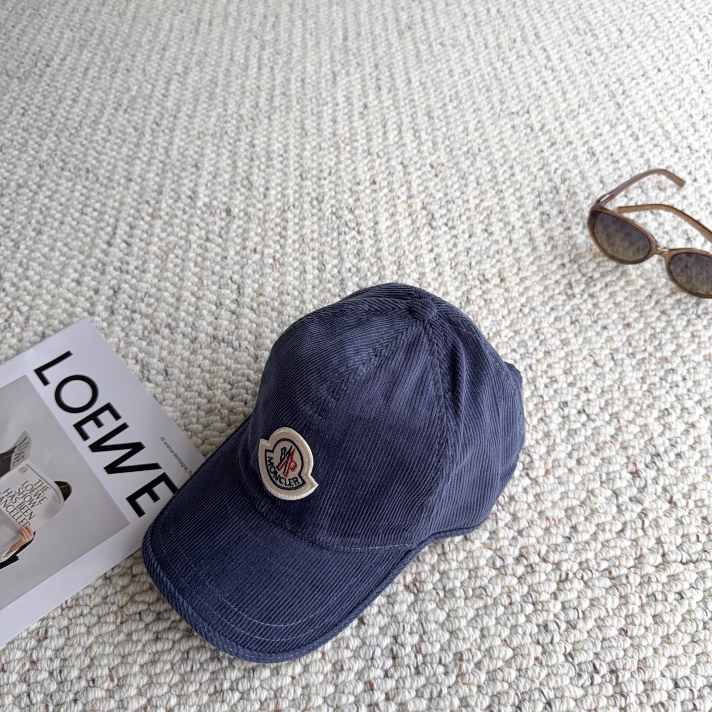 🧢秋冬复古灯芯绒棒球帽｜闭眼入多色合集 秋冬少不了一顶灯芯绒帽子！ 细腻灯芯绒肌理，触感柔软，帽型柔和不压头 经典刺绣徽