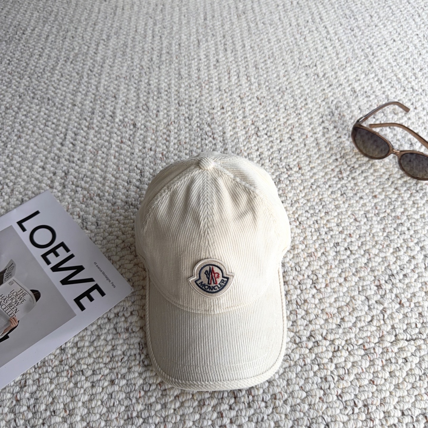 🧢秋冬复古灯芯绒棒球帽｜闭眼入多色合集 秋冬少不了一顶灯芯绒帽子！ 细腻灯芯绒肌理，触感柔软，帽型柔和不压头 经典刺绣徽