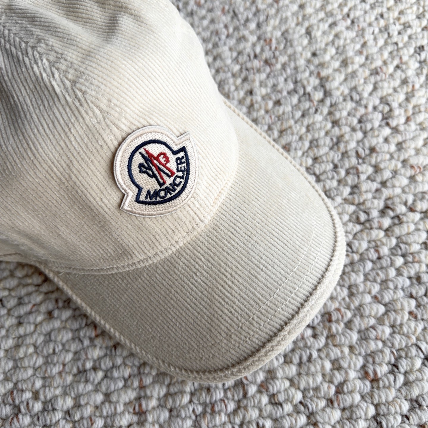 🧢秋冬复古灯芯绒棒球帽｜闭眼入多色合集 秋冬少不了一顶灯芯绒帽子！ 细腻灯芯绒肌理，触感柔软，帽型柔和不压头 经典刺绣徽