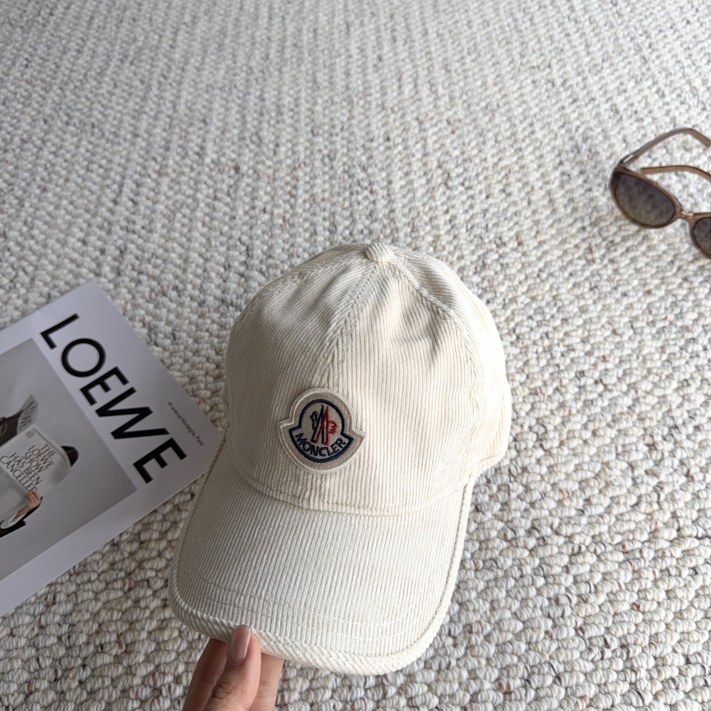 🧢秋冬复古灯芯绒棒球帽｜闭眼入多色合集 秋冬少不了一顶灯芯绒帽子！ 细腻灯芯绒肌理，触感柔软，帽型柔和不压头 经典刺绣徽