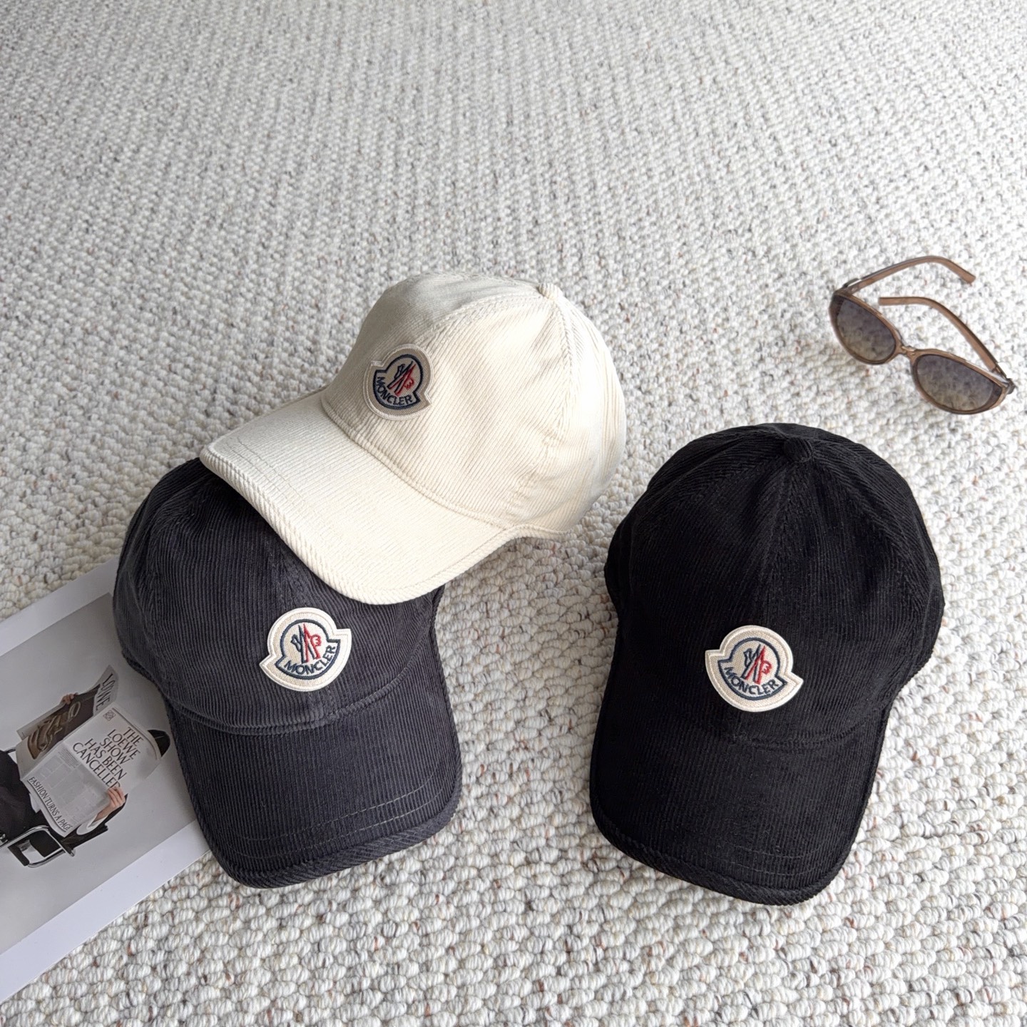 🧢秋冬复古灯芯绒棒球帽｜闭眼入多色合集 秋冬少不了一顶灯芯绒帽子！ 细腻灯芯绒肌理，触感柔软，帽型柔和不压头 经典刺绣徽