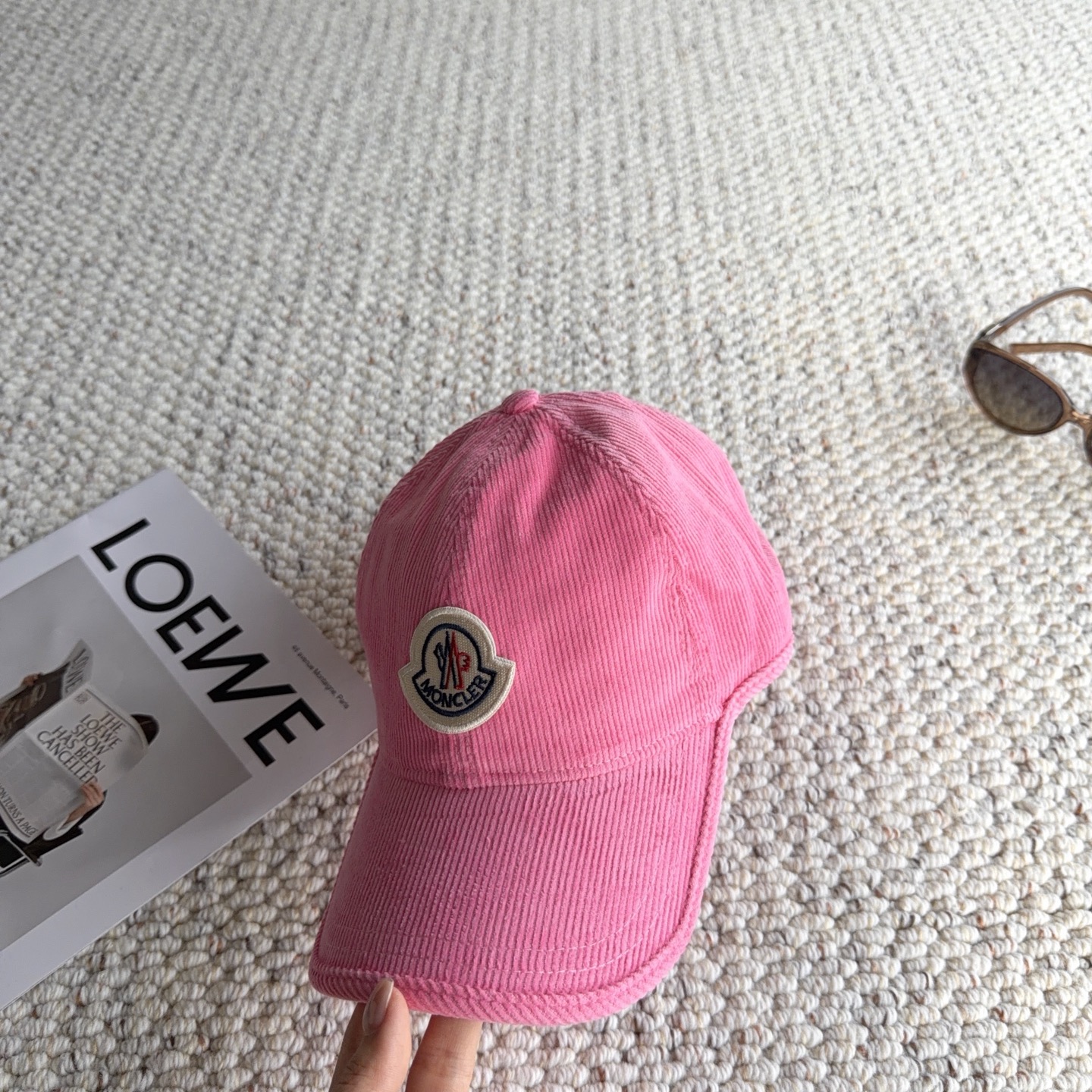 🧢秋冬复古灯芯绒棒球帽｜闭眼入多色合集 秋冬少不了一顶灯芯绒帽子！ 细腻灯芯绒肌理，触感柔软，帽型柔和不压头 经典刺绣徽