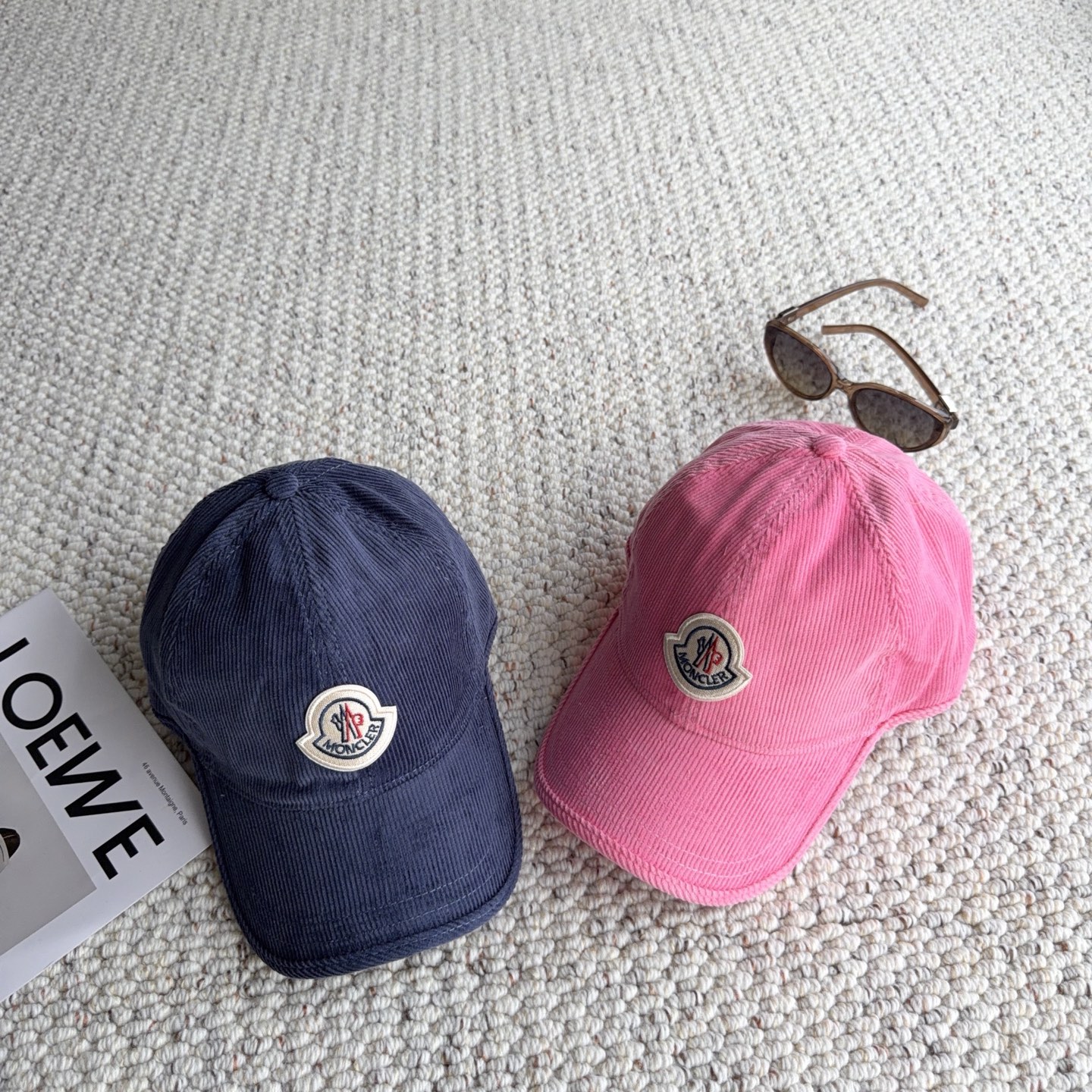 🧢秋冬复古灯芯绒棒球帽｜闭眼入多色合集 秋冬少不了一顶灯芯绒帽子！ 细腻灯芯绒肌理，触感柔软，帽型柔和不压头 经典刺绣徽