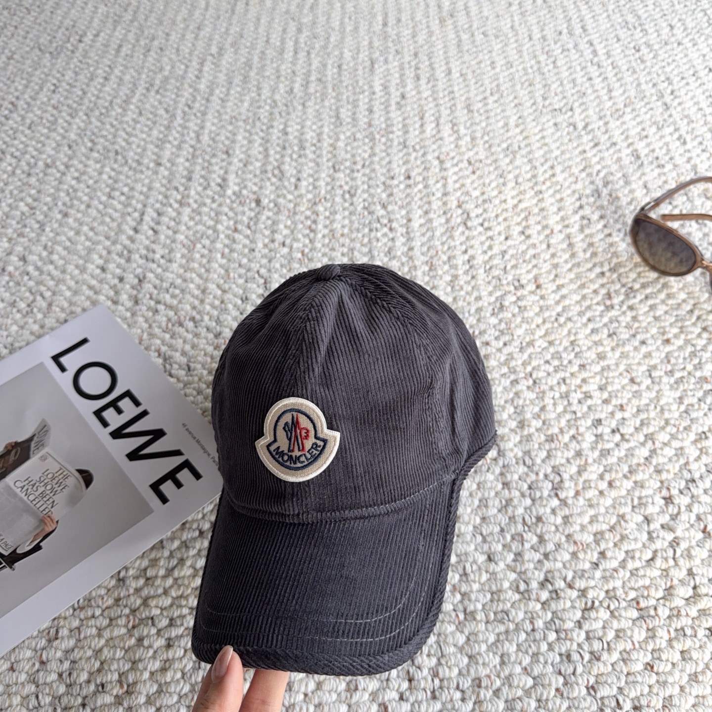 🧢秋冬复古灯芯绒棒球帽｜闭眼入多色合集 秋冬少不了一顶灯芯绒帽子！ 细腻灯芯绒肌理，触感柔软，帽型柔和不压头 经典刺绣徽