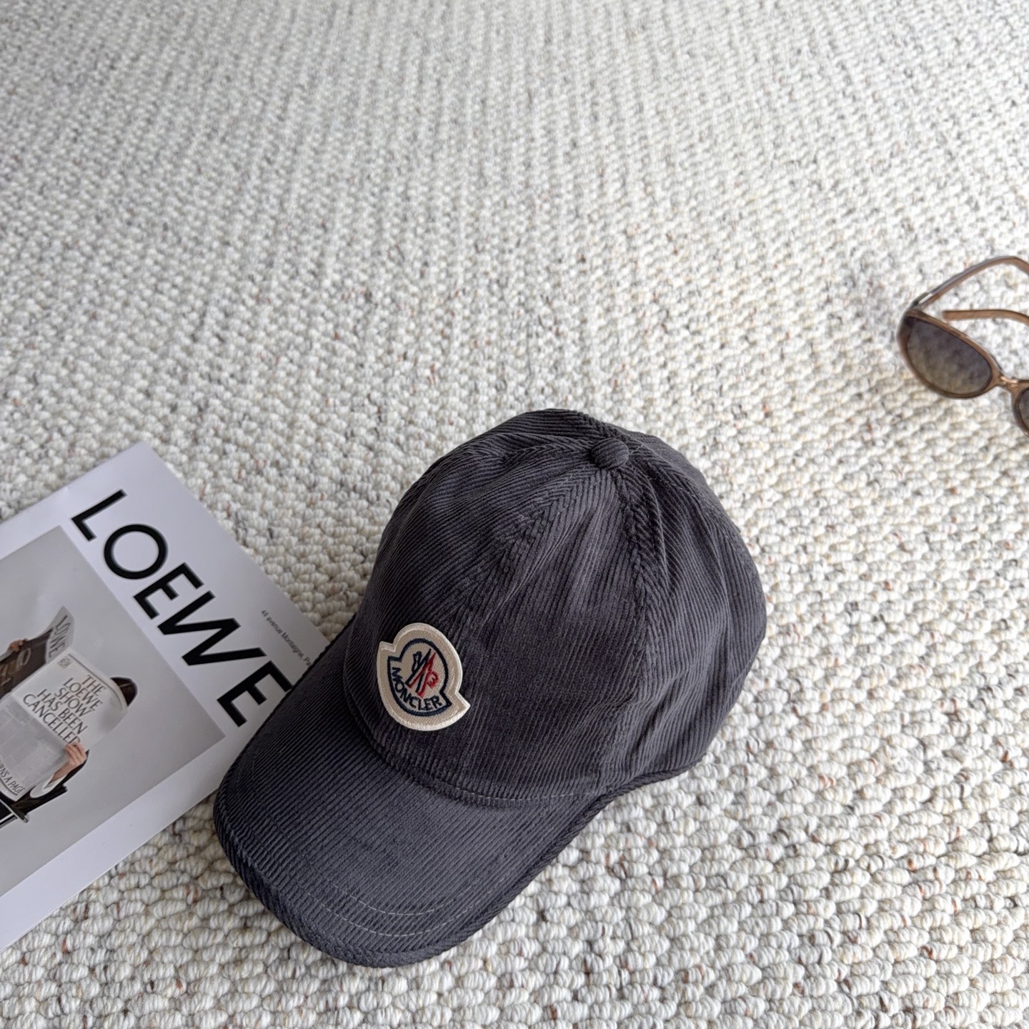 🧢秋冬复古灯芯绒棒球帽｜闭眼入多色合集 秋冬少不了一顶灯芯绒帽子！ 细腻灯芯绒肌理，触感柔软，帽型柔和不压头 经典刺绣徽