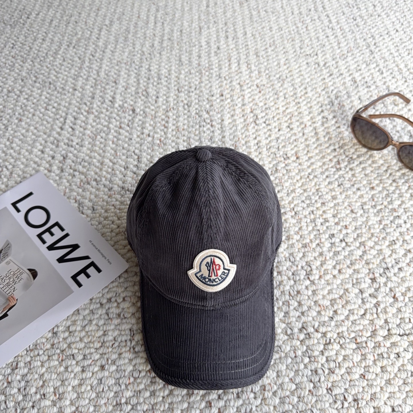 🧢秋冬复古灯芯绒棒球帽｜闭眼入多色合集 秋冬少不了一顶灯芯绒帽子！ 细腻灯芯绒肌理，触感柔软，帽型柔和不压头 经典刺绣徽
