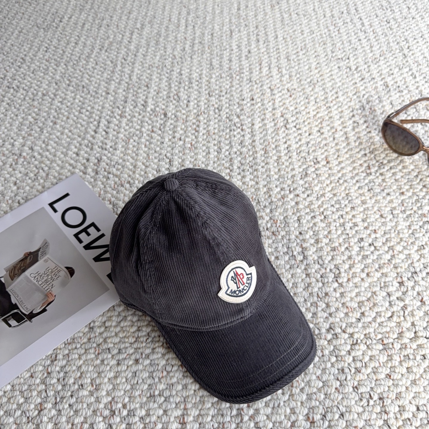🧢秋冬复古灯芯绒棒球帽｜闭眼入多色合集 秋冬少不了一顶灯芯绒帽子！ 细腻灯芯绒肌理，触感柔软，帽型柔和不压头 经典刺绣徽